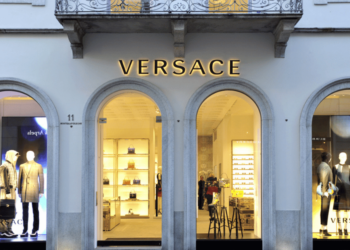 Prada adquire Versace em transação estimada em 1,25 bilhão de euros