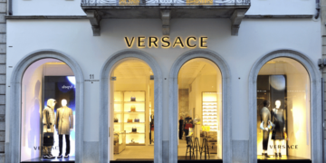 Prada adquire Versace em transação estimada em 1,25 bilhão de euros