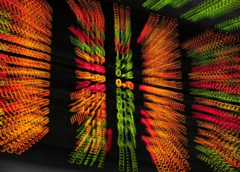 O Ibovespa dispara e se aproxima dos 140 mil pontos; o dólar cai