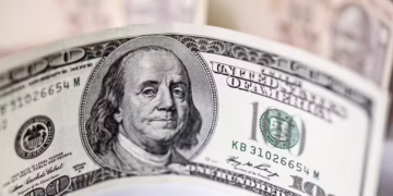 Dólar atinge R$ 5,68 com tensão fiscal e informações dos Estados Unidos