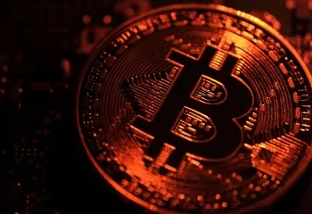Bitcoin passa por instabilidade, porém está se aproximando de um recorde histórico após atingir os US$ 107 mil