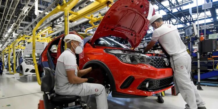 A indústria do Ceará mantém-se otimista, porém lida com impostos e juros, de acordo com a Sondagem Industrial