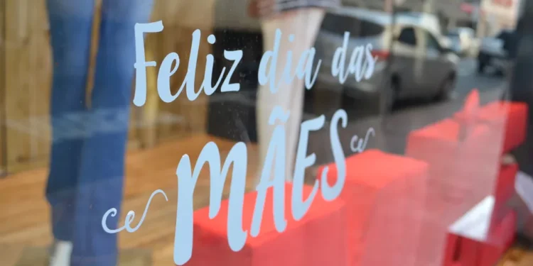 O Dia das Mães deve gerar uma movimentação de R$ 385,6 milhões no setor comercial do Ceará, segundo estimativa da CNC