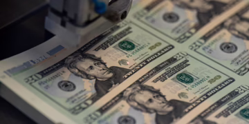 Dólar recua para R$ 5,66, acompanhando o cenário internacional com incertezas sobre a suspensão de tarifas nos Estados Unidos