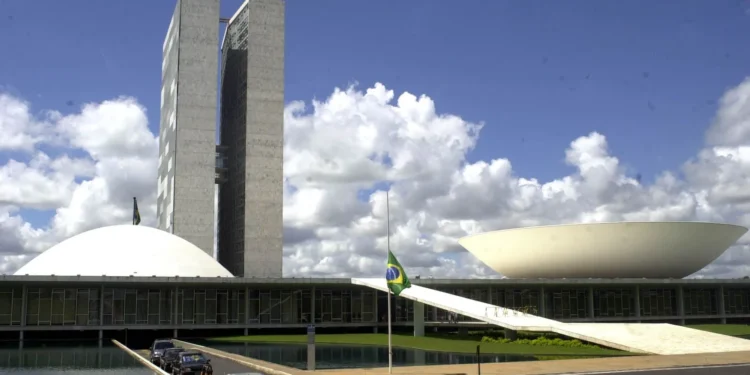 Senado Aprova Projeto Que Torna Flexível o Licenciamento Ambiental O Senado aprovou um projeto que facilita o licenciamento ambiental