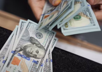 O Ibovespa futuro despenca 1,9% e o dólar futuro avança 1,5% devido ao aumento do IOF