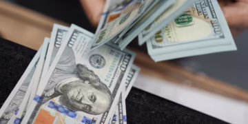 O Ibovespa futuro despenca 1,9% e o dólar futuro avança 1,5% devido ao aumento do IOF