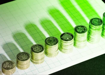 Em dia de ausência de negociações na B3, o Ibovespa em dólar (EWZ) apresentou uma pequena queda; a moeda dos Estados Unidos avança em relação às moedas mundiais