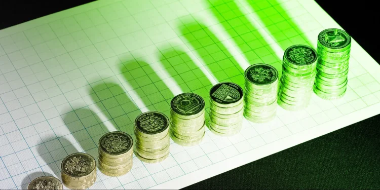 Em dia de ausência de negociações na B3, o Ibovespa em dólar (EWZ) apresentou uma pequena queda; a moeda dos Estados Unidos avança em relação às moedas mundiais