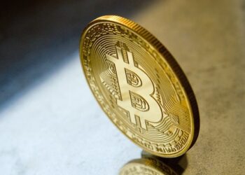 Bitcoin despenca para 94 mil dólares com mercado cauteloso antes do encontro do Fed