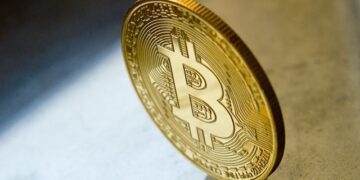 Bitcoin despenca para 94 mil dólares com mercado cauteloso antes do encontro do Fed