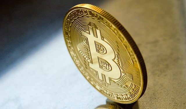 Bitcoin despenca para 94 mil dólares com mercado cauteloso antes do encontro do Fed