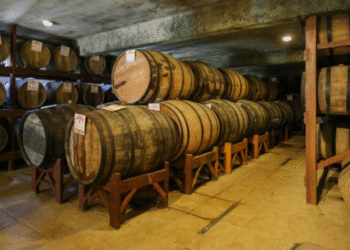 O Ceará lidera o crescimento do mercado de cachaça no Brasil, com Viçosa liderando a lista