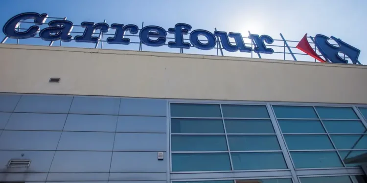 Carrefour projeta distribuir R$ 5,90 por ação em dividendos, em meio à venda de ações no Brasil