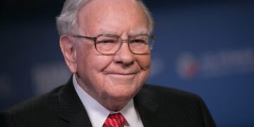 Warren Buffett anuncia aposentadoria aos 94 anos e aponta Greg Abel como sucessor na Berkshire Hathaway