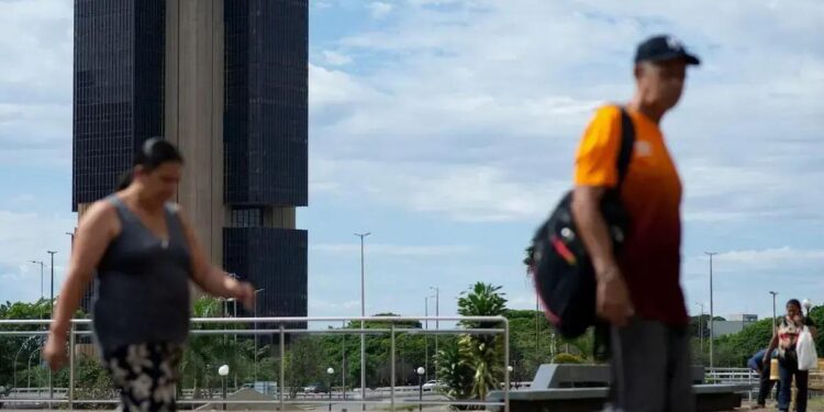 Crescimento Econômico em Março: Desafios para o Banco Central