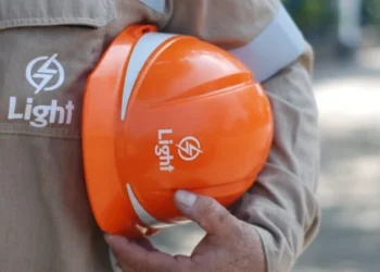 Light dá a volta por cima com lucro bilionário e redução de dívida em 55%