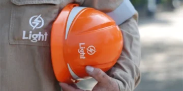 Light dá a volta por cima com lucro bilionário e redução de dívida em 55%