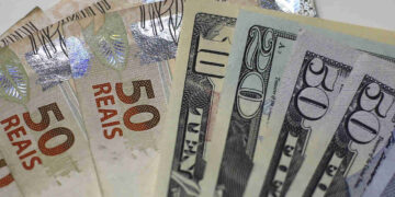 O dólar subiu para R$ 5,68 após o anúncio de um acordo entre os Estados Unidos e a China