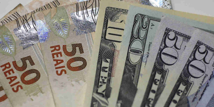 O dólar subiu para R$ 5,68 após o anúncio de um acordo entre os Estados Unidos e a China