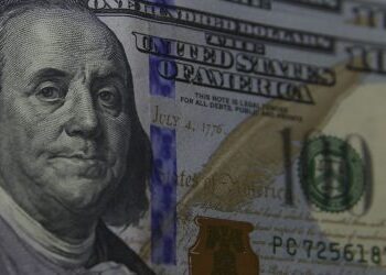 O dólar avança a R$ 5,74, impulsionado pela decisão do Fed e antecipando a reunião do Copom