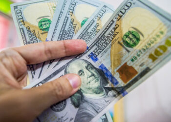 O Ibovespa encerrou em queda, seguindo o Caged e a ata do Fed; o dólar subiu