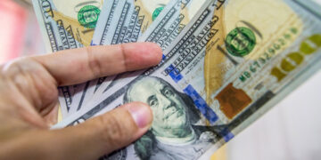 O Ibovespa encerrou em queda, seguindo o Caged e a ata do Fed; o dólar subiu