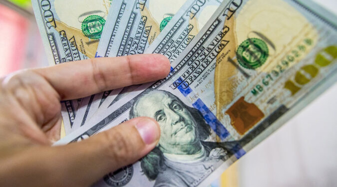 O Ibovespa encerrou em queda, seguindo o Caged e a ata do Fed; o dólar subiu