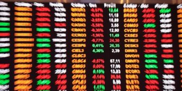 Ibovespa Cai e Dólar Sobe: Entenda o Impacto Agora!