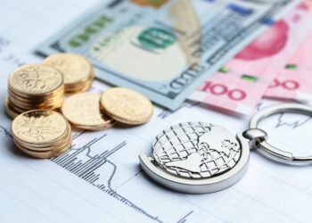 Com a elevação do IOF, adquirir dólar e viajar para o exterior tende a aumentar de preço; confira os cálculos