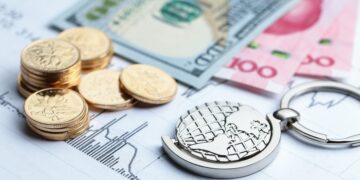 Com a elevação do IOF, adquirir dólar e viajar para o exterior tende a aumentar de preço; confira os cálculos