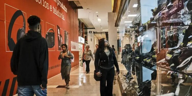 Inflação Brasil em 2025: Deceleração e Surpresas nas Taxas