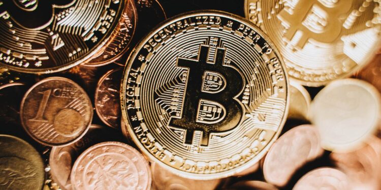 Bitcoin (BTC) ultrapassa os US$ 104 mil e o ethereum (ETH) registra um aumento de quase 30% na semana
