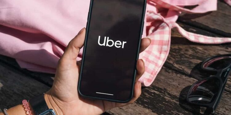 IFood e Uber unem forças para oferecer serviços em aplicativos no Brasil