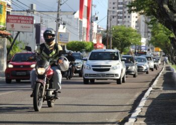 O uso de transporte coletivo contribui para a emissão de menos poluentes do que o uso de veículos individuais