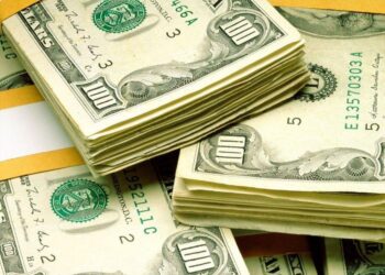 O dólar subiu para R$ 5,56, impulsionado pela cautela em relação às medidas fiscais e às negociações entre Estados Unidos e China