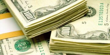 O dólar subiu para R$ 5,56, impulsionado pela cautela em relação às medidas fiscais e às negociações entre Estados Unidos e China
