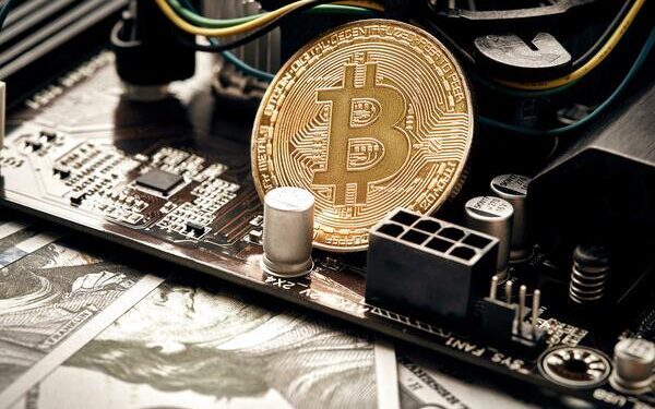Bitcoin cai e perde a marca dos 106 mil dólares, com a tensão comercial em foco