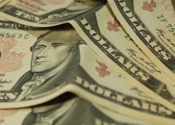 Dólar e petróleo despencam após ataque iraniano a base dos EUA