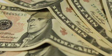 Dólar e petróleo despencam após ataque iraniano a base dos EUA