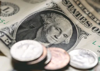 Dólar avança para R$ 5,51, mesmo com desvalorização global devido ao cessar-fogo no Oriente Médio