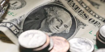 Dólar avança para R$ 5,51, mesmo com desvalorização global devido ao cessar-fogo no Oriente Médio