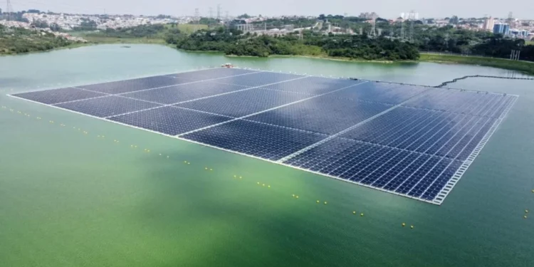Brasil possui um potencial viável de até 24 GW para usinas solares flutuantes, afirma PSR