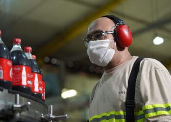 Após a suspensão preventiva da Anvisa, a Solar Coca-Cola retoma suas operações no Ceará