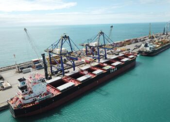 O Porto do Pecém bateu um recorde histórico ao embarcar em maio 387.690 toneladas de placas de aço