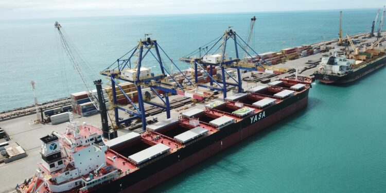 O Porto do Pecém bateu um recorde histórico ao embarcar em maio 387.690 toneladas de placas de aço