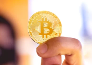 Bitcoin (BTC) avança e retoma o nível de US$ 106 mil