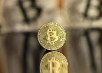 O conflito entre Israel e Irã não diminui o interesse dos investidores, e os fundos de criptomoedas recebem investimentos de US$ 13,2 bilhões ao longo do ano