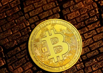 Bitcoin progride e recupera a marca de 100 mil dólares, observando as tensões no Oriente Médio