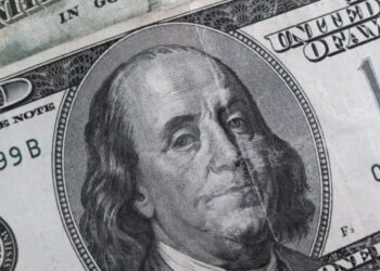 Dólar atinge a menor cotação em 8 meses e recua para menos de R$5,60